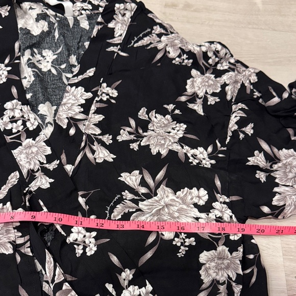 Spiritual Gangster Black and White Floral Kimono - Picture 12 of 13